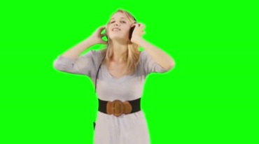 外国金发美女带耳机陶醉音乐随节拍跳舞绿屏抠像特效视频素材