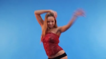 外国女人甩头舞动身姿跳舞高清视频素材