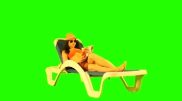 墨镜比基尼美女躺在沙滩椅悠闲生活绿屏抠像特效视频素材