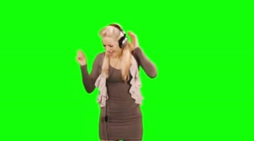 金发美女头戴耳机听音乐随节拍舞动绿屏抠像巧影特效视频素材