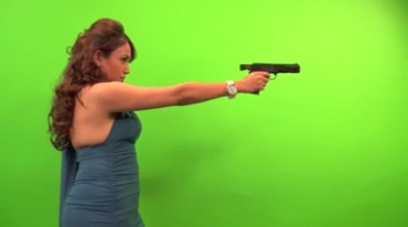 外国女人持枪瞄准射击绿屏抠像特效视频素材