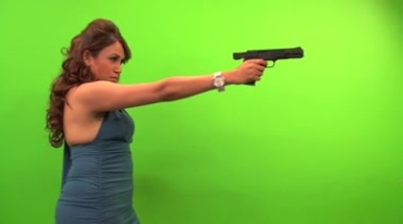 外国女人持枪瞄准射击绿屏抠像特效视频素材