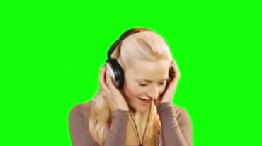 美女带耳机在音乐世界里享受摇晃身体绿屏抠像特效视频素材