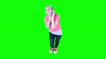 美女头戴耳机随音乐节奏摆动身体跳舞绿屏抠像特效视频素材