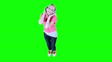 美女头戴耳机随音乐节奏摆动身体跳舞绿屏抠像特效视频素材