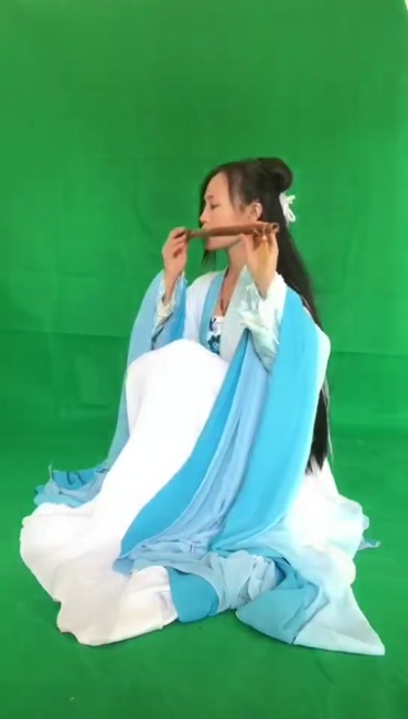 古典美女吹笛子绿布抠像特效视频素材