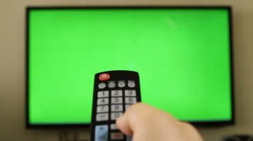 遥控器对着绿屏电视按按钮抠像特效视频素材