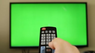 遥控器对着绿屏电视按按钮抠像特效视频素材