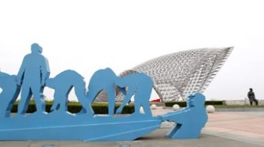 上海南汇嘴观海公园司南鱼钢架雕塑视频素材