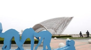 上海南汇嘴观海公园司南鱼钢架雕塑视频素材