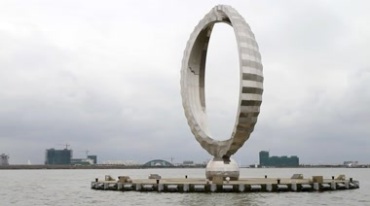 上海滴水湖中心不锈钢圆环水滴雕塑视频素材