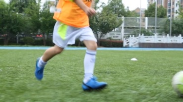 孩子踢足球带球奔跑脚步特写镜头实拍视频素材