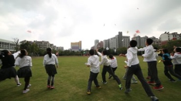 学校操场孩子们飞纸飞机课间娱乐活动实拍视频素材