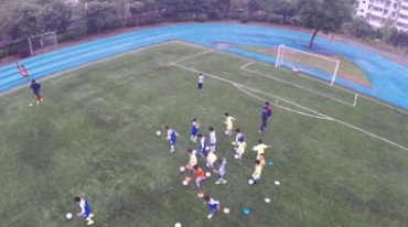 操场足球场小学生踢足球航拍视频素材