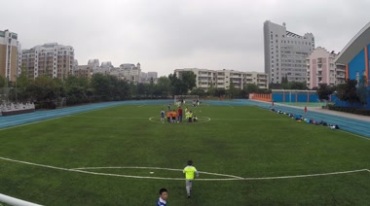 孩子在足球场绿草坪奔跑踢足球视频素材