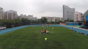 孩子在足球场绿草坪奔跑踢足球视频素材