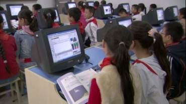 老师给小学生上电脑课计算机学习课堂实拍视频素材