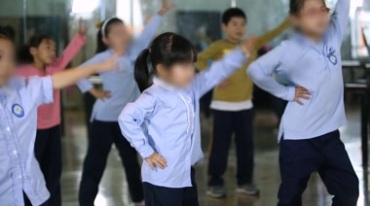 小孩子们学生舞蹈练习跳舞排练实拍视频素材