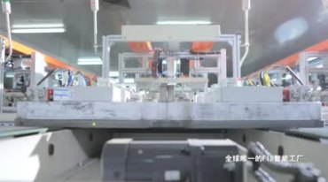 电子厂车间机械流水线工人劳动视频素材
