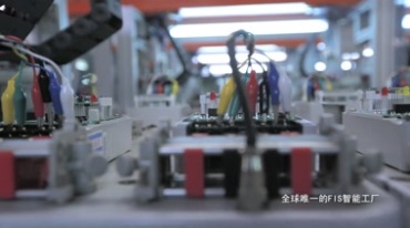电子厂车间机械流水线工人劳动视频素材