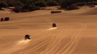 越野汽车行驶在沙漠视频素材
