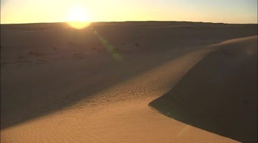 沙漠太阳光照射沙丘坡面风光视频素材