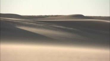 沙漠风沙吹起沙粒移动自然风景实拍视频素材