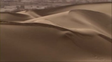 沙漠风沙牧民骑行骆驼到水源地喝水视频素材