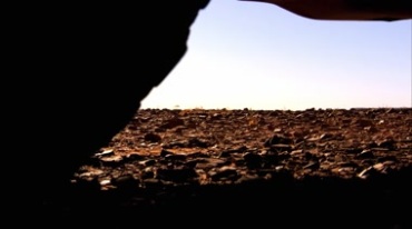 汽车在戈壁荒漠中行驶视频素材