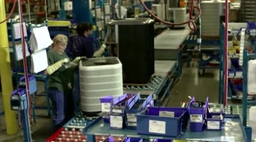 国外工厂工人生产设备车间劳动实拍视频素材