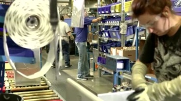 外国工人车间生产工序流水线电子制造视频素材