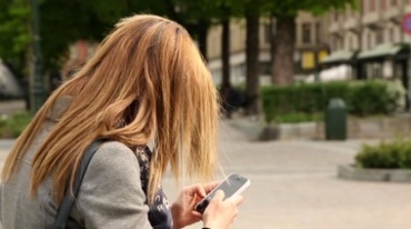 女子玩手机用微信发信息低头族实拍视频素材