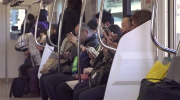 地铁列车上乘客看手机众生相实拍视频素材