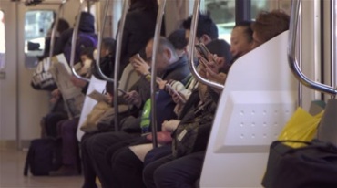 地铁列车上乘客看手机众生相实拍视频素材