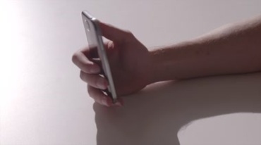 双手操作玩手机特写实拍视频素材