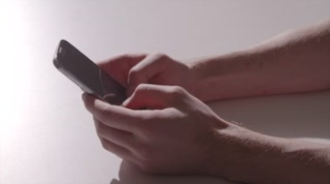 双手操作玩手机特写实拍视频素材
