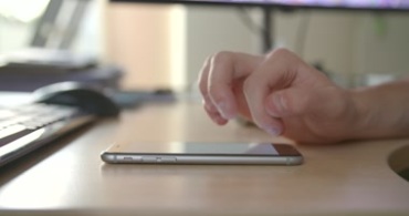 手指点击屏幕操作手机特写实拍视频素材