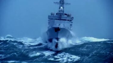 战舰在惊涛骇浪中航行披荆斩浪前行实拍视频素材