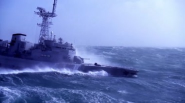 战舰在惊涛骇浪中航行披荆斩浪前行实拍视频素材