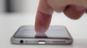 手指戳手机屏幕操作打字发信息特写视频素材