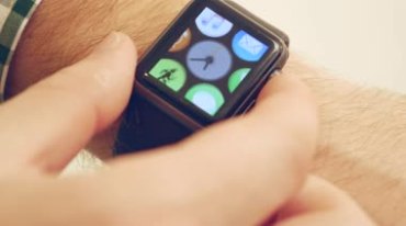 iWatch苹果手表戴在手腕上手指滑动操作实拍视频素材