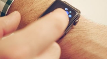 iWatch苹果手表戴在手腕上手指滑动操作实拍视频素材