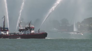 海上消防船水炮喷水实拍视频素材