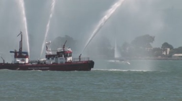 海上消防船水炮喷水实拍视频素材
