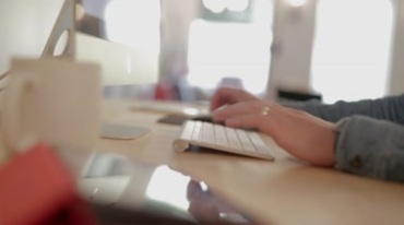 双手打键盘特写操作手机屏幕企业商务办公实拍视频素材