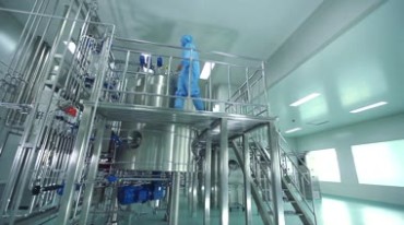 化工药品生产线厂房实验室工人工作实拍视频素材