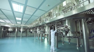 化工药品生产线厂房实验室工人工作实拍视频素材