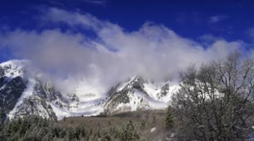 雪山高山白雪覆盖云雾萦绕延时摄影视频素材