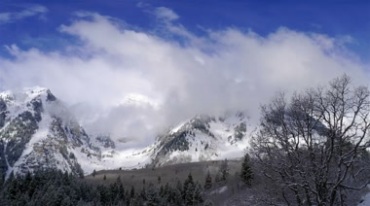 雪山高山白雪覆盖云雾萦绕延时摄影视频素材
