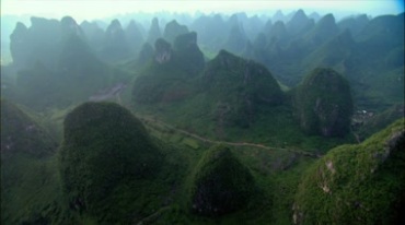 桂林的山峰险峰奇峰秀美大山风光航拍视频素材